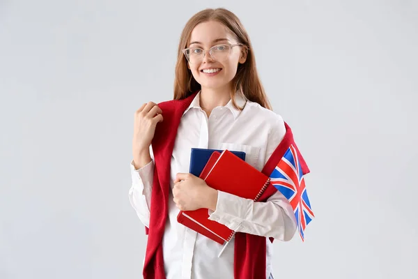 Mladá Žena Britskou Vlajkou Knihy Světlém Pozadí — Stock fotografie