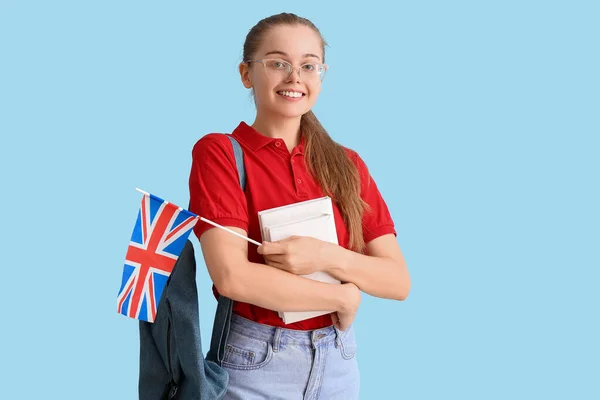 Mladá Žena Britskou Vlajkou Knihy Batoh Modrém Pozadí — Stock fotografie