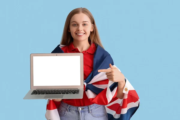 Jovem Com Bandeira Reino Unido Laptop Fundo Azul — Fotografia de Stock