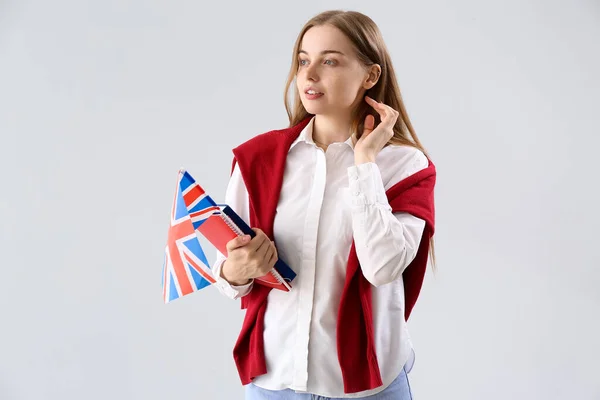 Jovem Com Bandeira Reino Unido Livros Sobre Fundo Claro — Fotografia de Stock