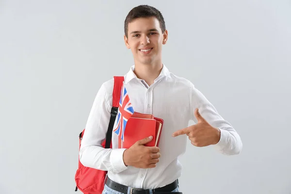 Teenager Mit Britischer Flagge Und Rucksack Zeigt Auf Bücher Auf — Stockfoto
