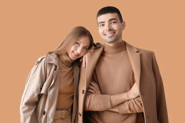 穿着米色背景秋装的年轻夫妇很时髦 — 图库照片