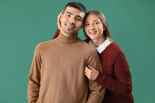 Yeşil Arka Planda Sonbahar Kıyafetleri Içinde Şık Genç Bir Çift — Stok fotoğraf