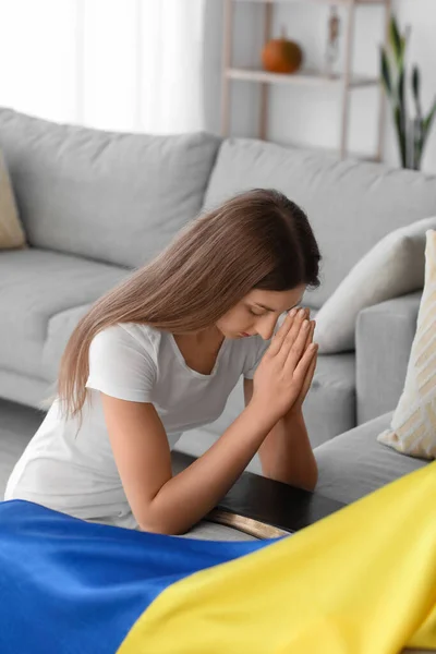 Young Woman Ukrainian Flag Praying Home — Stock Photo, Image