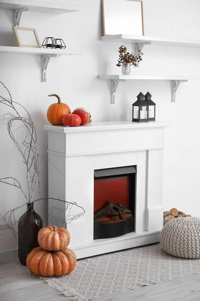 Bílý Krb Halloweenskými Dýněmi Lucernami Světlém Obývacím Pokoji — Stock fotografie