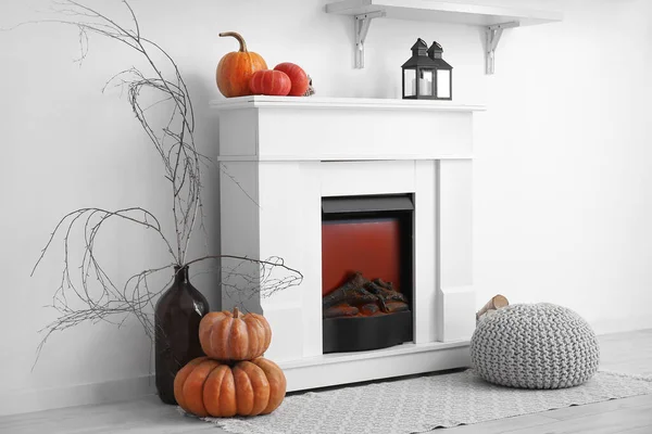 White Fireplace Halloween Pumpkins Lanterns Light Living Room — Stock Photo, Image