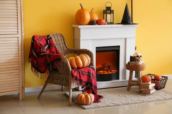 Interiér Obývacího Pokoje Zdobený Halloween Krbem Křeslem Dýněmi — Stock fotografie