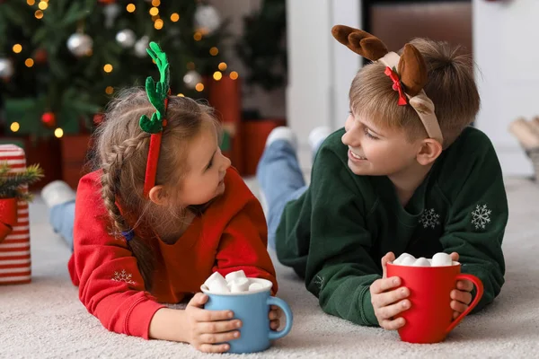 Glada Små Barn Renhorn Med Koppar Kakao Hemma Julafton — Stockfoto
