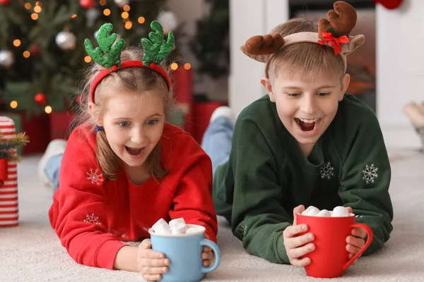 Glada Små Barn Renhorn Med Koppar Kakao Hemma Julafton — Stockfoto