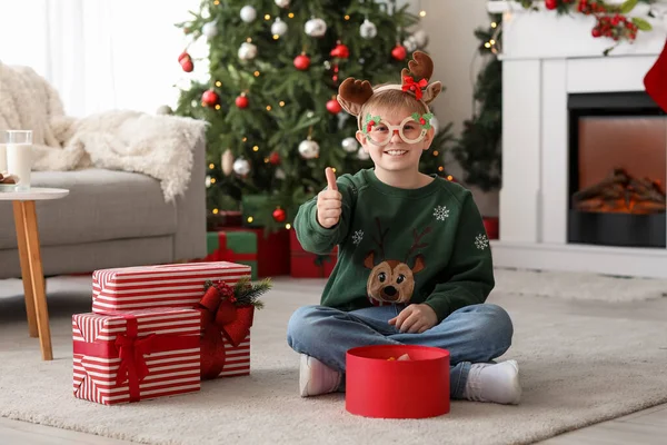 Joyeux Petit Garçon Cornes Renne Montrant Pouce Maison Veille Noël — Photo