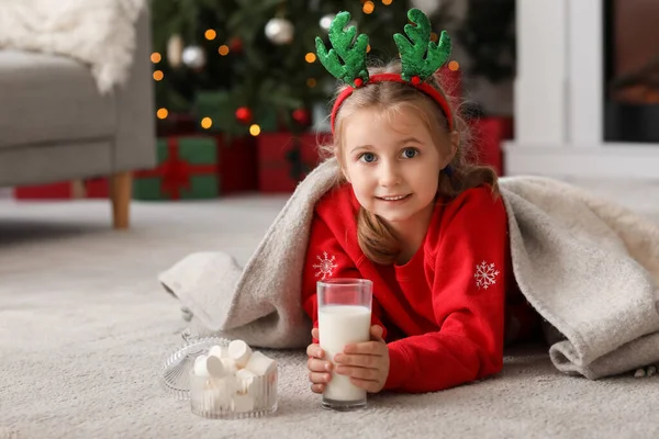 Glad Liten Flicka Renhorn Med Glas Mjölk Hemma Julafton — Stockfoto