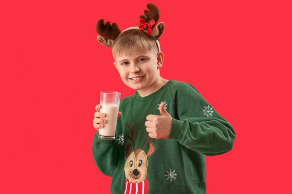 Щасливий Маленький Хлопчик Рогах Оленів Склянкою Молока Показує Великий Палець — стокове фото