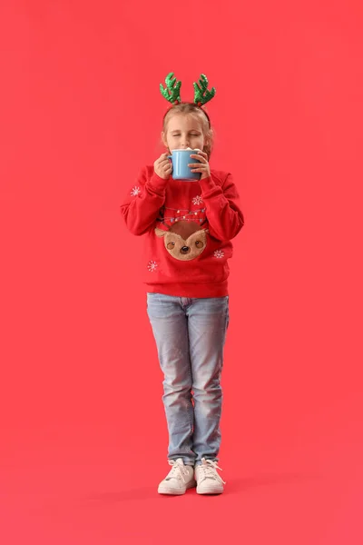 Щаслива Маленька Дівчинка Рогах Оленів Какао Червоному Тлі — стокове фото