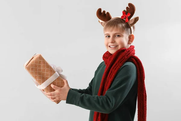 Glücklicher Kleiner Junge Rentierhörnern Mit Weihnachtsgeschenk Auf Hellem Hintergrund — Stockfoto