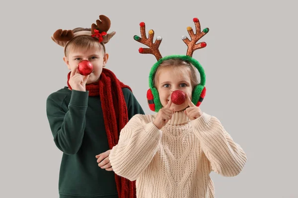 Glada Små Barn Renhorn Med Julbollar Ljus Bakgrund — Stockfoto