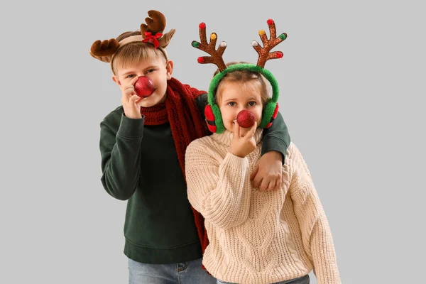 Crianças Pequenas Felizes Chifres Rena Com Bolas Natal Fundo Claro — Fotografia de Stock