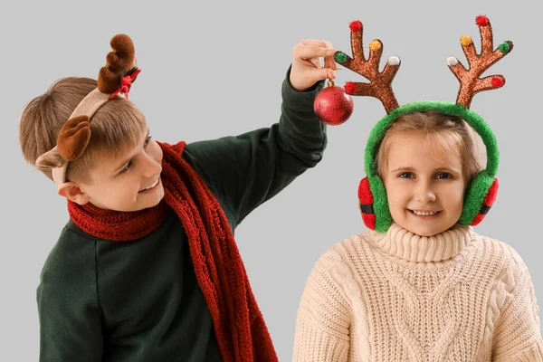 Glada Små Barn Renhorn Och Julboll Ljus Bakgrund — Stockfoto