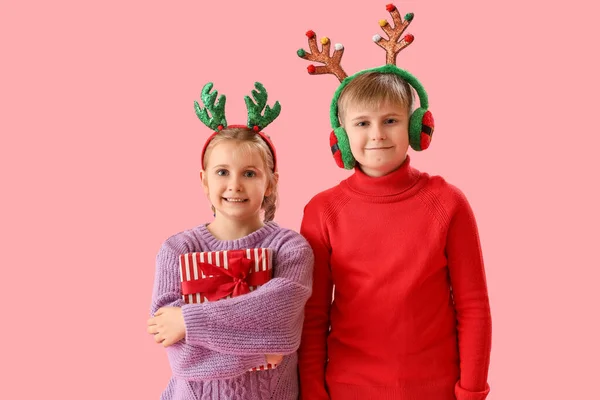 Glada Små Barn Renhorn Med Julklapp Rosa Bakgrund — Stockfoto