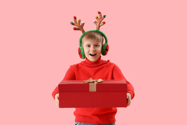 Geyik Boynuzları Takmış Mutlu Küçük Çocuk Pembe Arka Planda Noel — Stok fotoğraf