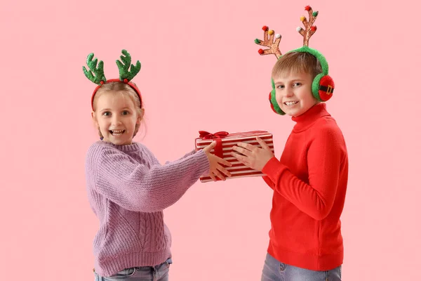 Glada Små Barn Renhorn Med Julklapp Rosa Bakgrund — Stockfoto