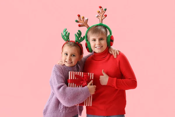 Glückliche Kleine Kinder Rentierhörnern Mit Weihnachtsgeschenk Auf Rosa Hintergrund — Stockfoto