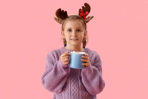 Щаслива Маленька Дівчинка Рогах Оленів Чашкою Какао Рожевому Фоні — стокове фото