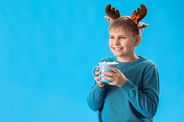 Счастливый Маленький Мальчик Оленьих Рогах Чашкой Какао Голубом Фоне — стоковое фото