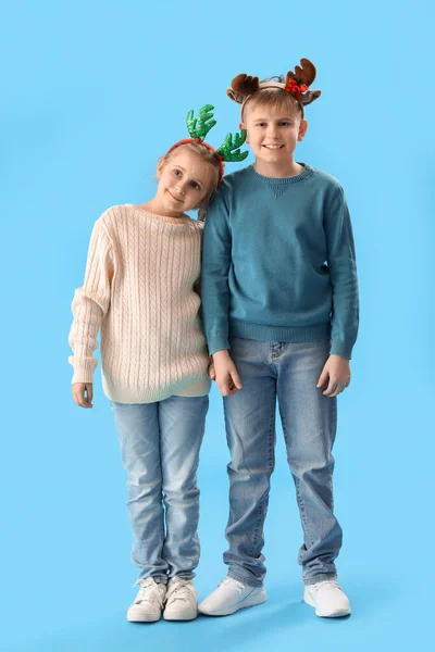 Crianças Pequenas Felizes Chifres Rena Fundo Azul — Fotografia de Stock