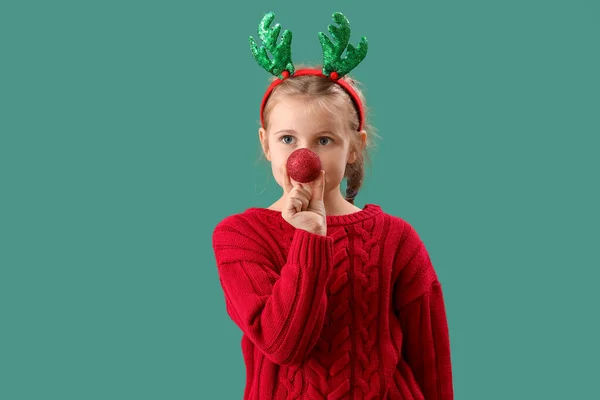 Boldog Kislány Rénszarvas Szarvak Karácsonyi Labda Zöld Háttér — Stock Fotó