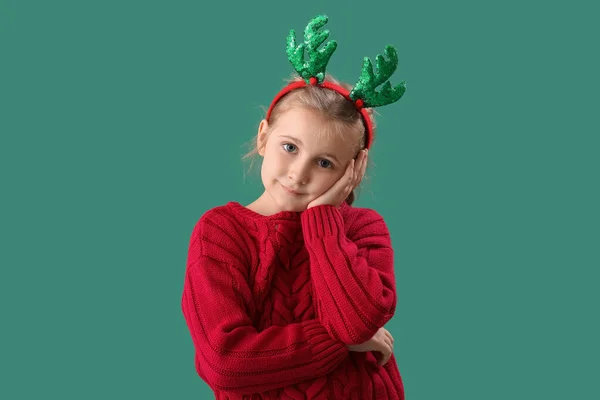 Happy Little Girl Rogi Reniferów Zielonym Tle — Zdjęcie stockowe
