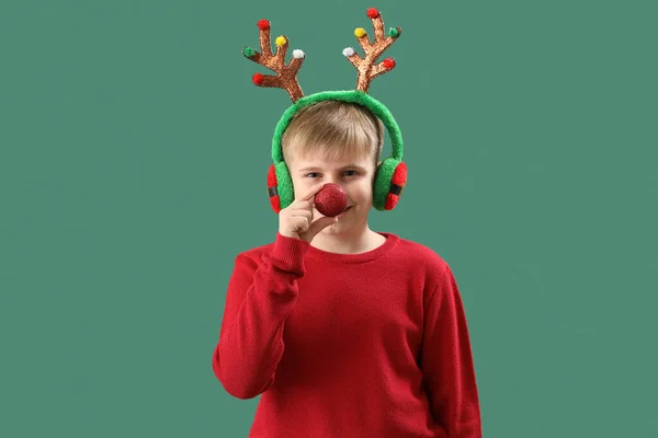 Ευτυχισμένο Μικρό Αγόρι Κέρατα Ταράνδων Μπάλα Χριστουγέννων Πράσινο Φόντο — Φωτογραφία Αρχείου