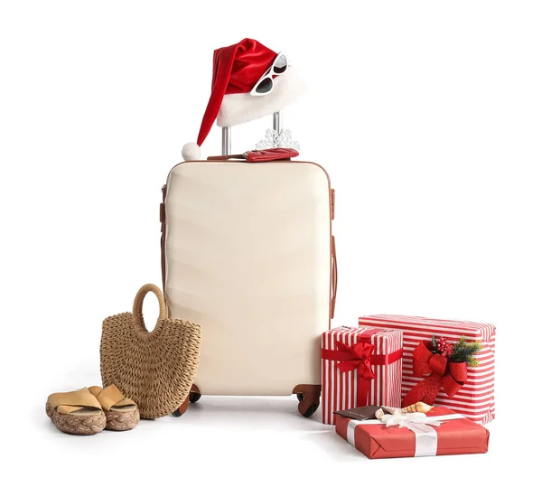 Koffer Mit Weihnachtsmütze Weihnachtsgeschenken Und Reiseaccessoires Auf Weißem Hintergrund — Stockfoto