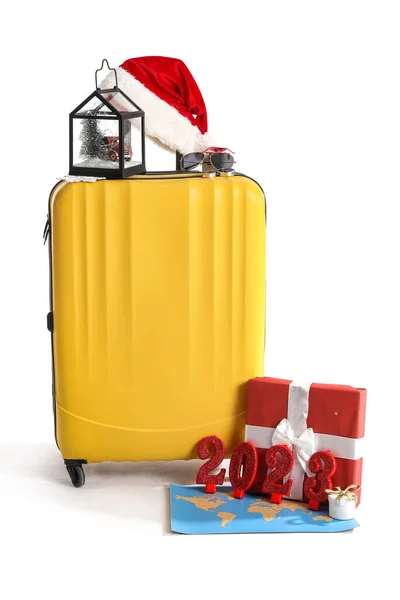 Koffer Mit Weihnachtsmütze Weihnachtsgeschenken Und Weltkarte Auf Weißem Hintergrund — Stockfoto