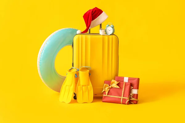 Valigia Con Cappello Babbo Natale Regali Natale Accessori Viaggio Sfondo — Foto Stock