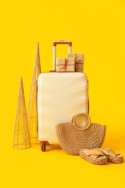 Kufr Vánoční Dárky Cestovní Doplňky Žlutém Pozadí — Stock fotografie