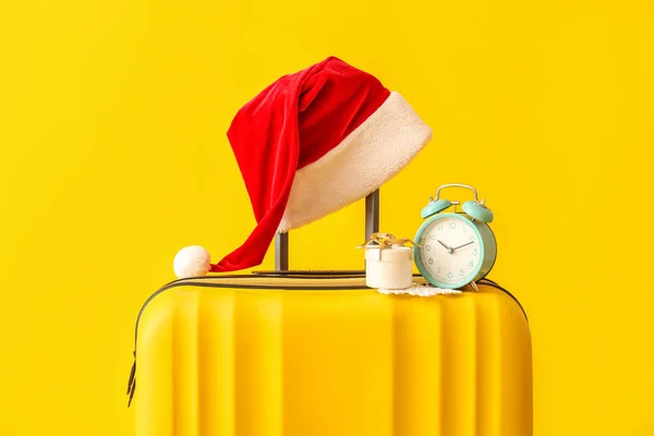 Walizka Kapeluszem Santa Boże Narodzenie Prezent Budzik Żółtym Tle — Zdjęcie stockowe