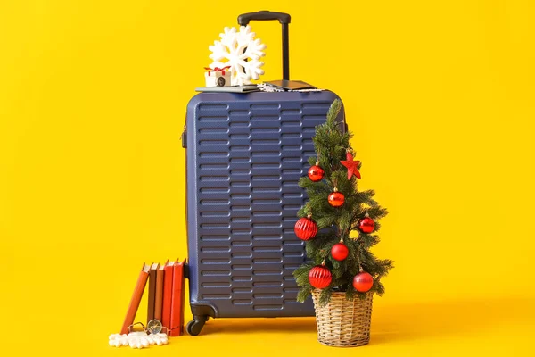 Koffer Mit Weihnachtsbaum Und Reiseaccessoires Auf Gelbem Hintergrund — Stockfoto