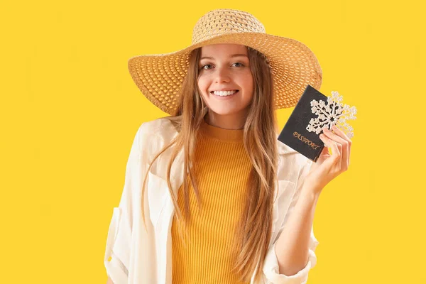 Mujer Joven Con Pasaporte Copo Nieve Sobre Fondo Amarillo Concepto — Foto de Stock