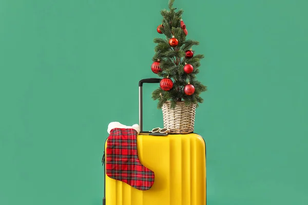 Koffer Met Kerstboom Sok Zonnebril Paspoort Groene Achtergrond — Stockfoto