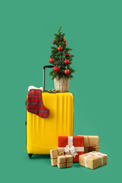 Koffer Met Kerstboom Sok Geschenken Groene Achtergrond — Stockfoto
