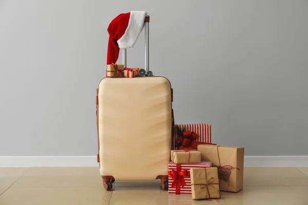 Suitcase Santa Hat Christmas Gifts Compasses Grey Wall — Stock Photo, Image