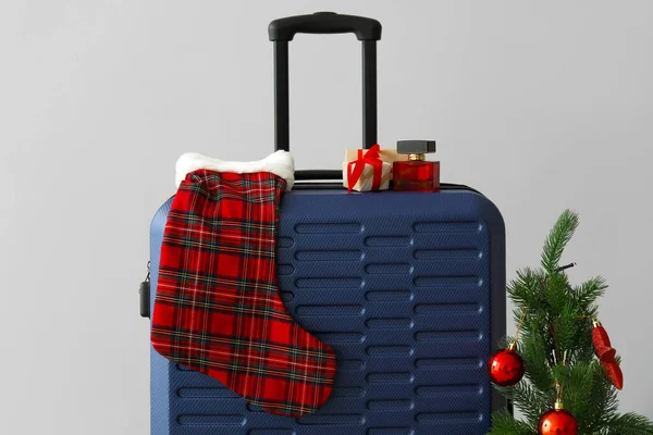Koffer Mit Weihnachtssocken Geschenken Und Parfüm Auf Grauem Hintergrund — Stockfoto