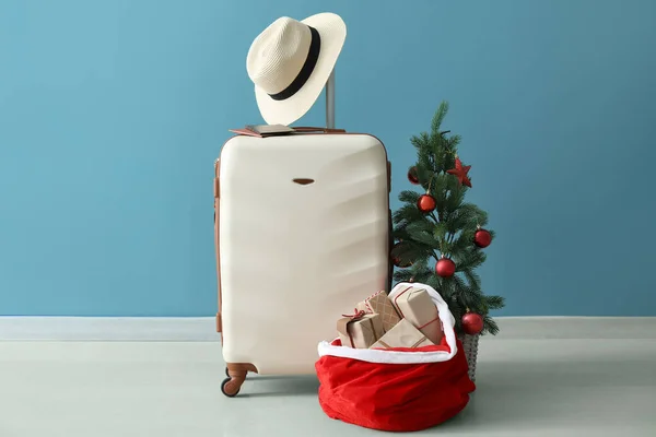 Koffer Mit Hut Weihnachtsbaum Und Geschenktüte Nahe Blauer Wand — Stockfoto