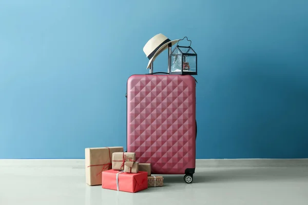Suitcase Hat Christmas Gifts Blue Wall — Stock Photo, Image