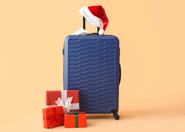 Koffer Met Kerstmuts Kerstcadeaus Beige Achtergrond — Stockfoto
