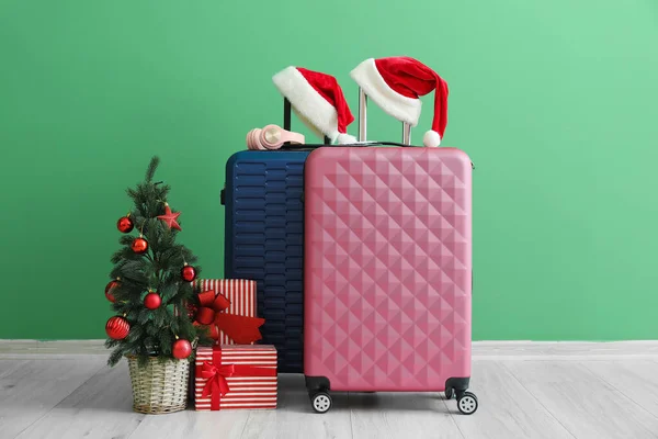 Koffer Mit Nikolausmützen Weihnachtsbaum Und Geschenken Der Nähe Der Grünen — Stockfoto