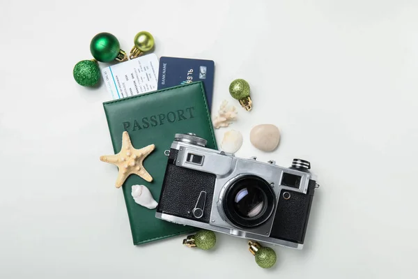 Útlevél Fényképezőgéppel Karácsonyi Labdák Fehér Háttér — Stock Fotó