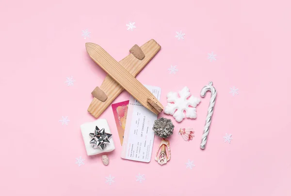 Drewniany Samolot Biletem Muszelkami Świątecznym Wystrojem Różowym Tle — Zdjęcie stockowe