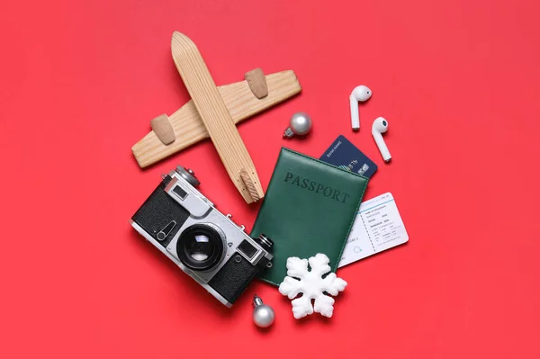 Passaporte Com Fones Ouvido Câmera Fotográfica Avião Madeira Decoração Natal — Fotografia de Stock