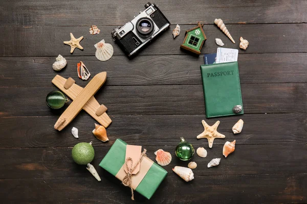 Moldura Feita Acessórios Viagem Com Decoração Natal Conchas Fundo Madeira — Fotografia de Stock